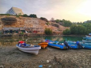 Qurum beach mountain